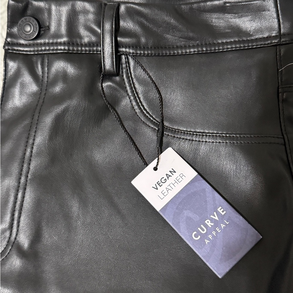💰 ‼️ BLACK FRIDAY SALE ‼️ 💰 
Curve Appeal Black Vegan Leather Cropped Pants